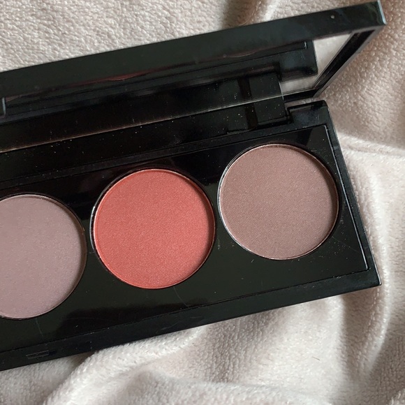Laritzy Cosmetics Artistry Eyeshadow Palette in Allure - Picture 5 of 5